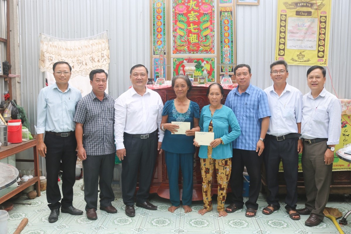 Thăm, hỗ trợ hộ dân xã Cần Đăng