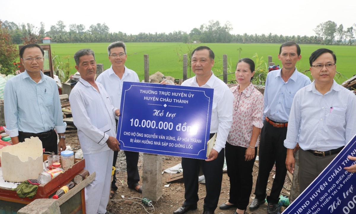 Thăm, hỗ trợ hộ dân xã Hòa Bình Thạnh