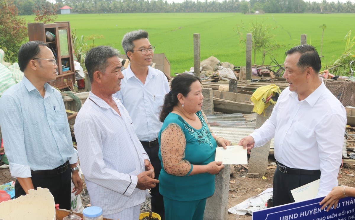 Thăm, hỗ trợ hộ dân xã Hòa Bình Thạnh