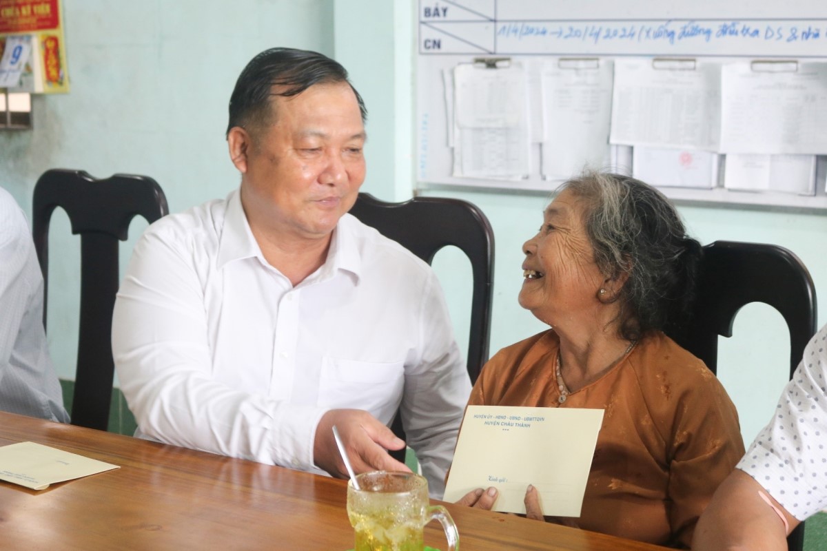 Thăm, hỗ trợ hộ dân xã Bình Hòa